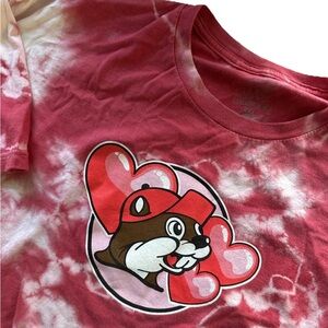 Buc-ee's Valentine's Road To My Heart Beaver Nuggets Red White Tie Dye Tee XXL